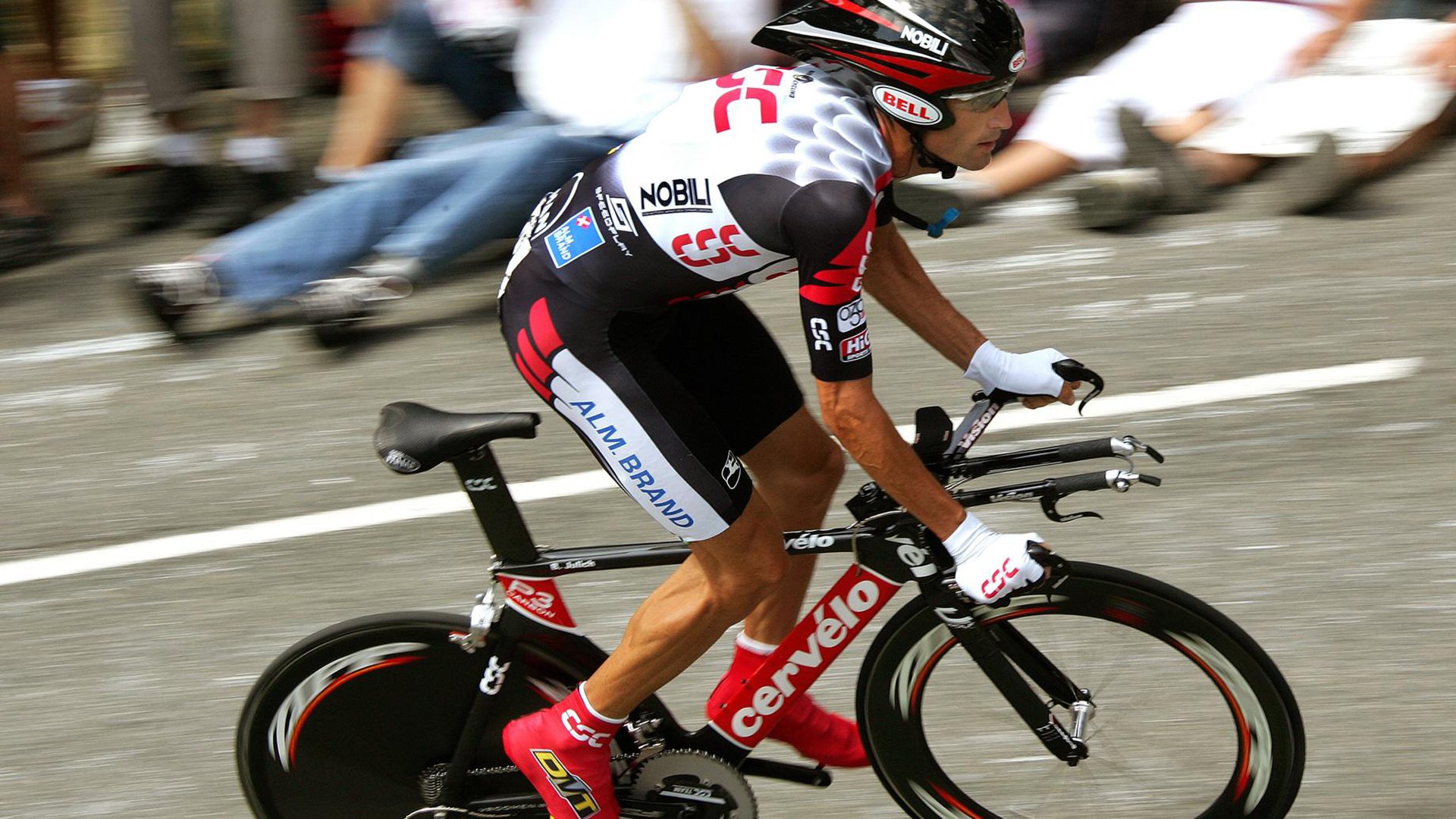 赛道与球场的双重奏，当F1年度争冠焦点战遇上篮网击溃76人